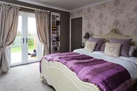 Chambre moderne avec literie violette