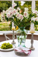 Vase, fleurs, petit, café, table, véranda
