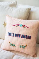 Coussin rose brodé 'India mon amour'
