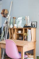 Bureau en bois et chaise en plastique rose