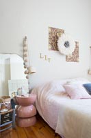 Chambre moderne avec table de chevet rose