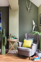 Murs peints en vert dans le salon moderne
