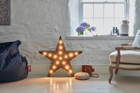 Lumière en forme d'étoile moderne sur le plancher du salon de campagne