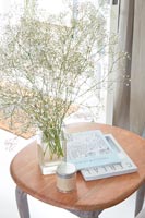 Couper les fleurs sauvages dans un vase sur une table d'appoint avec des livres