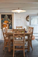 Table à manger et chaises en bois dans la salle à manger rustique