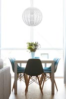 Salle à manger moderne avec fenêtres pleine longueur et chaises turquoise