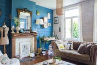 Salon moderne avec mur en bois peint en bleu