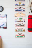 Panneaux de voiture de course affichés sur le mur à côté du sac de boxe