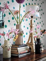 Fleurs en vases et lampe en forme de Tour Eiffel