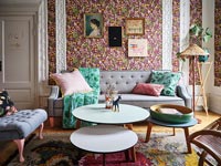 Papier peint floral coloré dans le salon moderne
