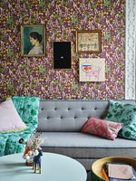 Papier peint floral coloré et illustrations sur le mur du salon moderne
