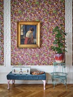 Papier peint floral coloré et peinture classique sur mur