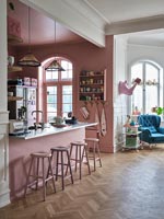 Cuisine moderne avec murs peints en rose et parquet
