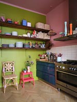 Cuisine moderne avec mur caractéristique peint en vert