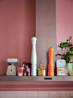 Murs peints en rose dans la cuisine moderne