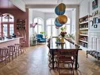 Cuisine-salle à manger avec cuisine peinte en rose et parquet