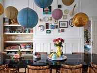 Salle à manger moderne avec une variété de sphères de lanterne en papier sur la table