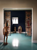 Écrans de vitrail et figure en bois sculpté dans la porte de la chambre