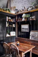 Petite salle à manger avec boiseries peintes en noir