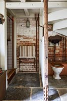 Poteau en bois et diviseur de pièce dans la salle de bain rustique