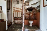 Poteau en bois et diviseur de pièce dans la salle de bain rustique