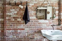 Mur de briques apparentes dans la salle de bain