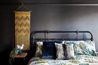 Chambre moderne avec cadre de lit en fer vintage