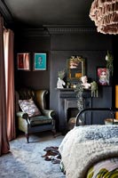 Chambre éclectique peinte en noir