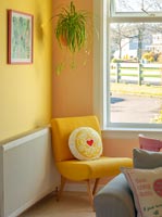Chaise jaune dans le salon coloré