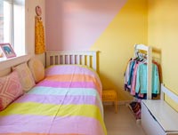 Blocs de murs peints de couleurs différentes dans la chambre des enfants modernes