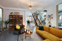 Salon moderne dans un espace de vie ouvert avec escalier