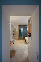 Carrelage hexagonal dans une salle de bain moderne