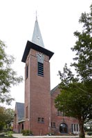 Extérieur de l'église avec tour de l'horloge et flèche