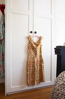 Robe vintage accrochée à une armoire