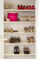 Chaussures sur des étagères dans une chambre moderne