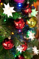 Détail de boules modernes colorées sur l'arbre de Noël