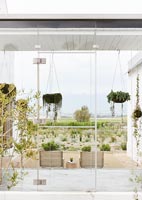 Terrasse moderne avec paniers suspendus