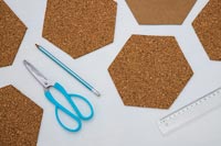 Découpez des formes hexagonales dans une feuille de liège