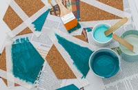 Découpez des formes hexagonales de liège avec du ruban adhésif et des zones peintes