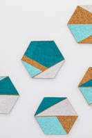Formes de liège hexagonales avec des zones géométriques peintes utilisées pour les décorations murales