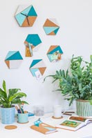 Formes de liège hexagonales avec des zones géométriques peintes utilisées pour les panneaux décoratifs au-dessus du bureau
