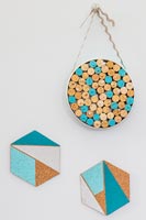 Mini panneau d'affichage fabriqué à partir de bouchons placés hermétiquement dans un moule à cake et un bouchon hexagonal avec des formes géométriques
