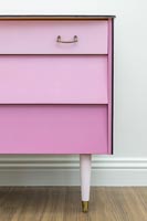Ensemble fini de tiroirs peints en rose poudré avec des tiroirs de différentes nuances - effet de peinture ombre