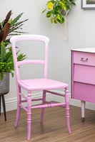 Chaise peinte pour créer un effet de peinture ombre avec différentes nuances de rose