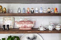 Affichage des objets de collection en céramique et de la vaisselle