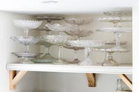 Une collection de supports à gâteaux en verre
