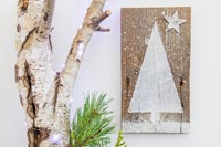 Tenture murale sur le thème de l'arbre de Noël en bois décorée avec de la peinture et de la ficelle fixée au mur