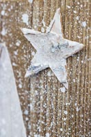 Close up detail d'étoile peinte sur planche de bois décorée