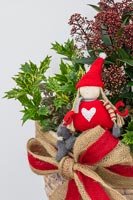 Figurine nordique en arrangement de Noël avec Holly et Skimmia
