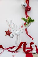 Cerf en bois blanc de Noël sur table